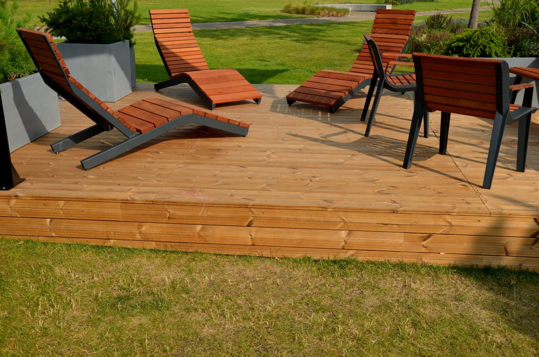 Poly Lumber vs. Wood Furniture: Which One is Best for Your Outdoor Space?
