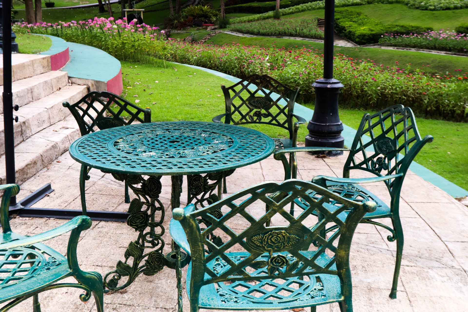 Cast Aluminum vs Teak vs Wrought Iron: What’s Best for Your Palm Beach Patio?